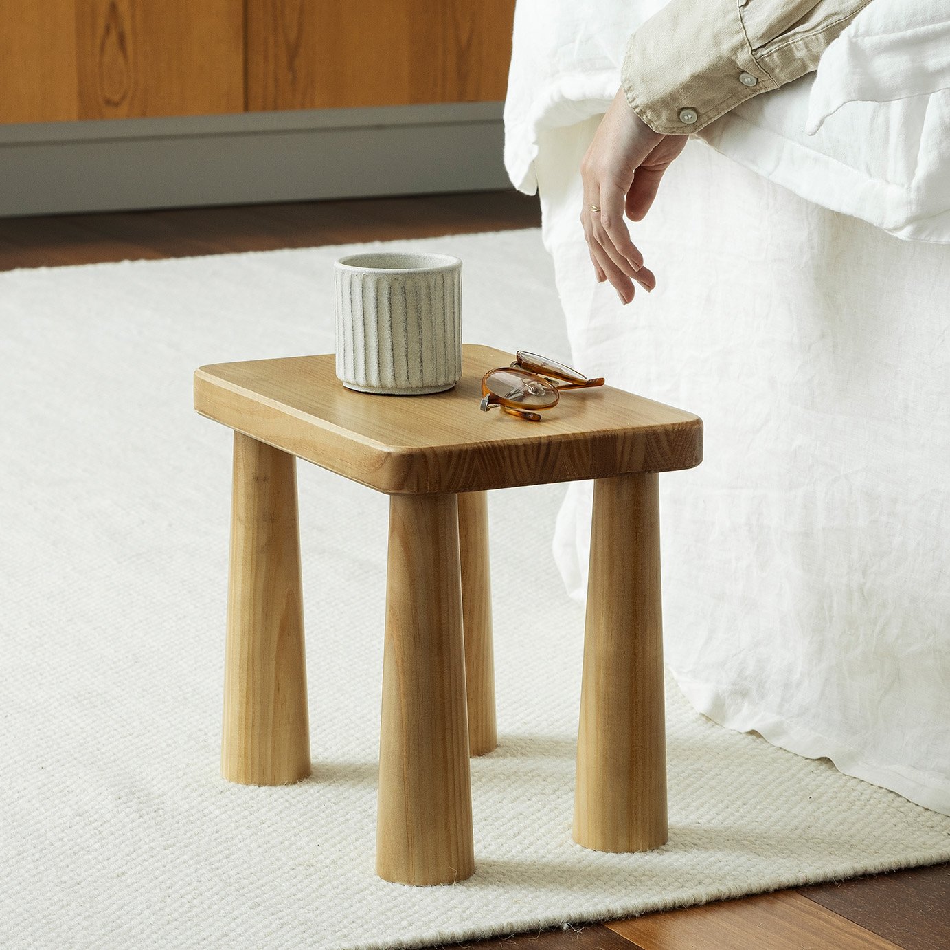 Banquinho Flare Amêndoa