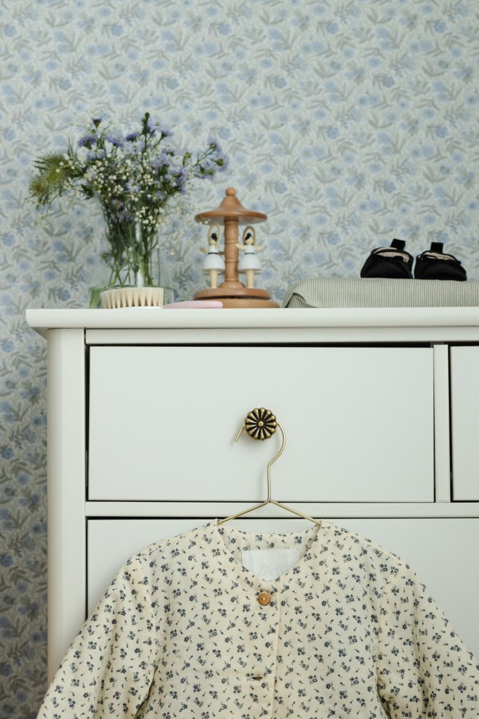 Detalhe da cômoda em que trocamos os puxadores originais por puxadores em formato de flor, que combinam muito bem com a atmosfera desse quarto de bebê da pequena Mel.