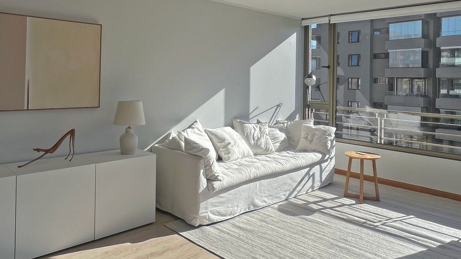 Resultado de uma sala de estar a partir de uma consultoria de interiores para um apartamento no Chile.
